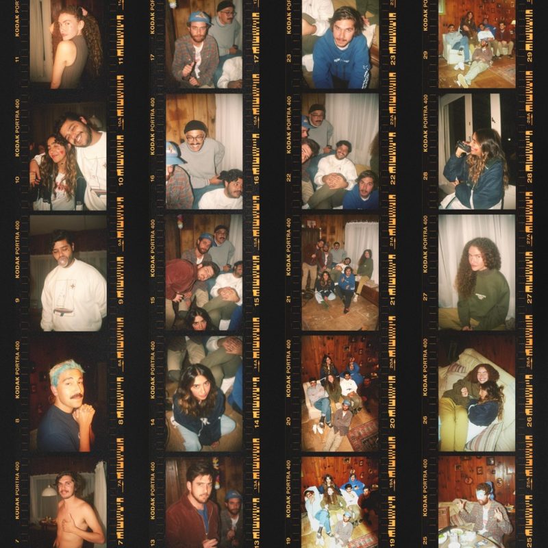 Capa do single Aguei. A capa é composta por fileiras de fotos reveladas de uma câmera analógica e mostram os membros da banda Jovem Dionísio e as cantoras da dupla ANAVITÓRIA na sala de uma casa.