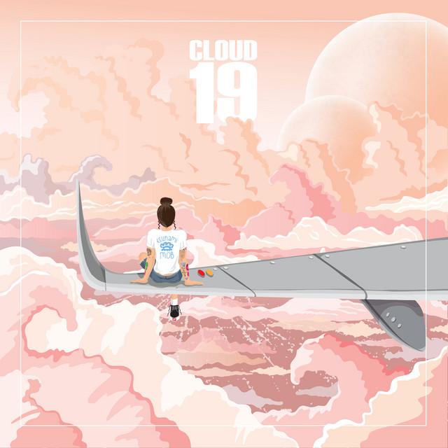 Capa do álbum Cloud 19. A capa é um desenho de uma menina sentada de costas na asa de um avião observando nuvens, o céu e o mar pintados em tons de rosa.