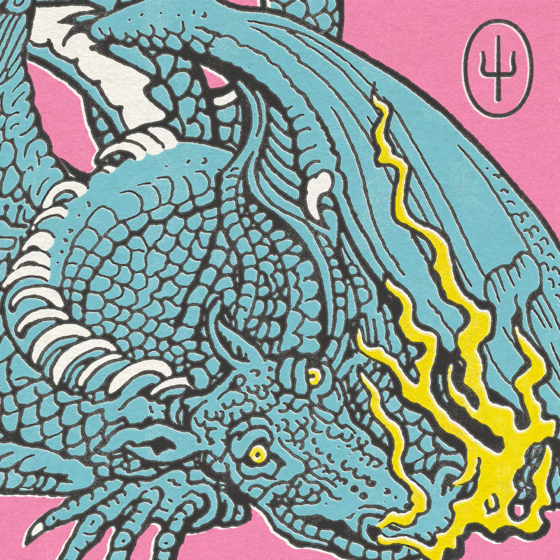 Capa do álbum Scaled and Icy. Em um fundo rosa claro, vemos o desenho de um dragão azul claro, soltando fogo amarelo pelas narinas e ocupando a maior parte da capa. No canto superior direito, vemos o logotipo da banda Twenty One Pilots.