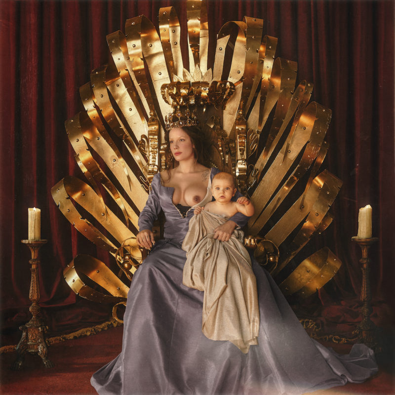 Capa do CD If I Can’t Have Love, I Want Power, da cantora Halsey. A capa mostra uma foto de Halsey no trono, com o seio esquerdo à mostra e um bebê branco no colo. A imagem tem tons de dourado, marrom e vermelho, numa vibe bem medieval da realeza. 