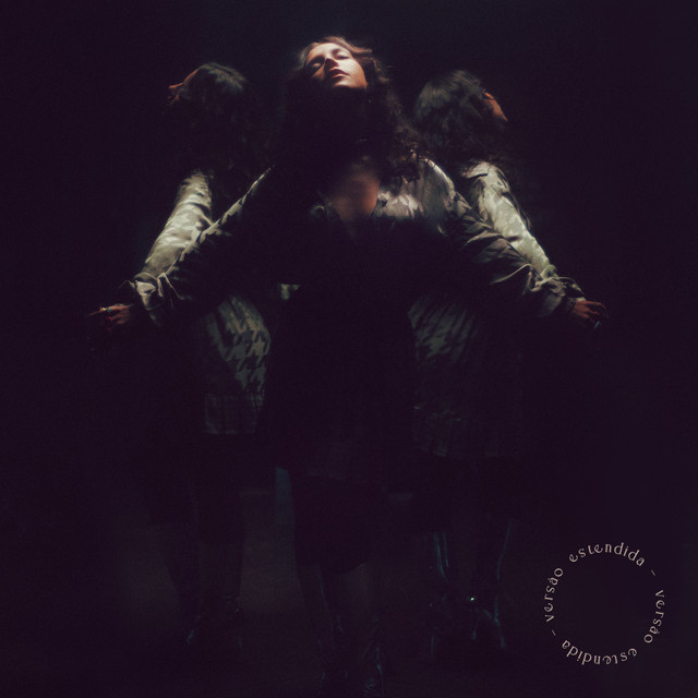 Capa do EP Tem Dias (Expansão), da cantora Priscilla Alcantara. Na foto, Priscilla está suspensa e triplicada, num cenário escuro e nebuloso. 