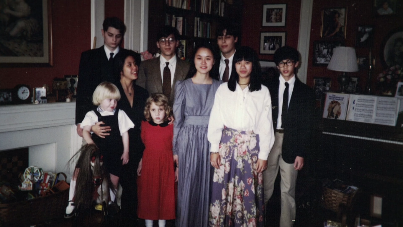 A imagem é uma foto de 9 dos filhos de Mia Farrow.