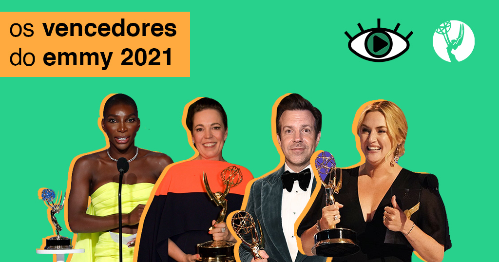 Arte retangular horizontal de fundo verde-água. Na parte superior esquerda foi adicionado um retângulo laranja saindo da lateral esquerda da imagem, e, em cima dele, foi adicionado o texto ‘os vencedores do emmy 2021’. Ao lado direito do retângulo, foi adicionado o logo do Persona e a estatueta do Emmy. Abaixo, foram adicionadas imagens de quatro atores, com uma borda na cor laranja. Esses sendo: Michaela Coel, Olivia Colman, Jason Sudeikis e Kate Winslet. Todos eles estão acompanhados do troféu do Emmy que receberam e usam trajes de gala.