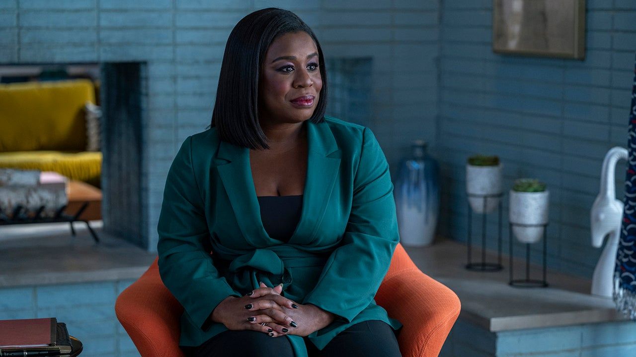 A imagem é uma cena da série In Treatment. Na imagem, Uzo Aduba, que interpreta Brooke Taylor, está sentada em uma poltrona laranja na sua sala de estar. Brooke é uma mulher negra, de cabelos pretos, lisos e acima dos ombros; ela veste uma blusa e calça pretas, e um blazer verde-marinho. 