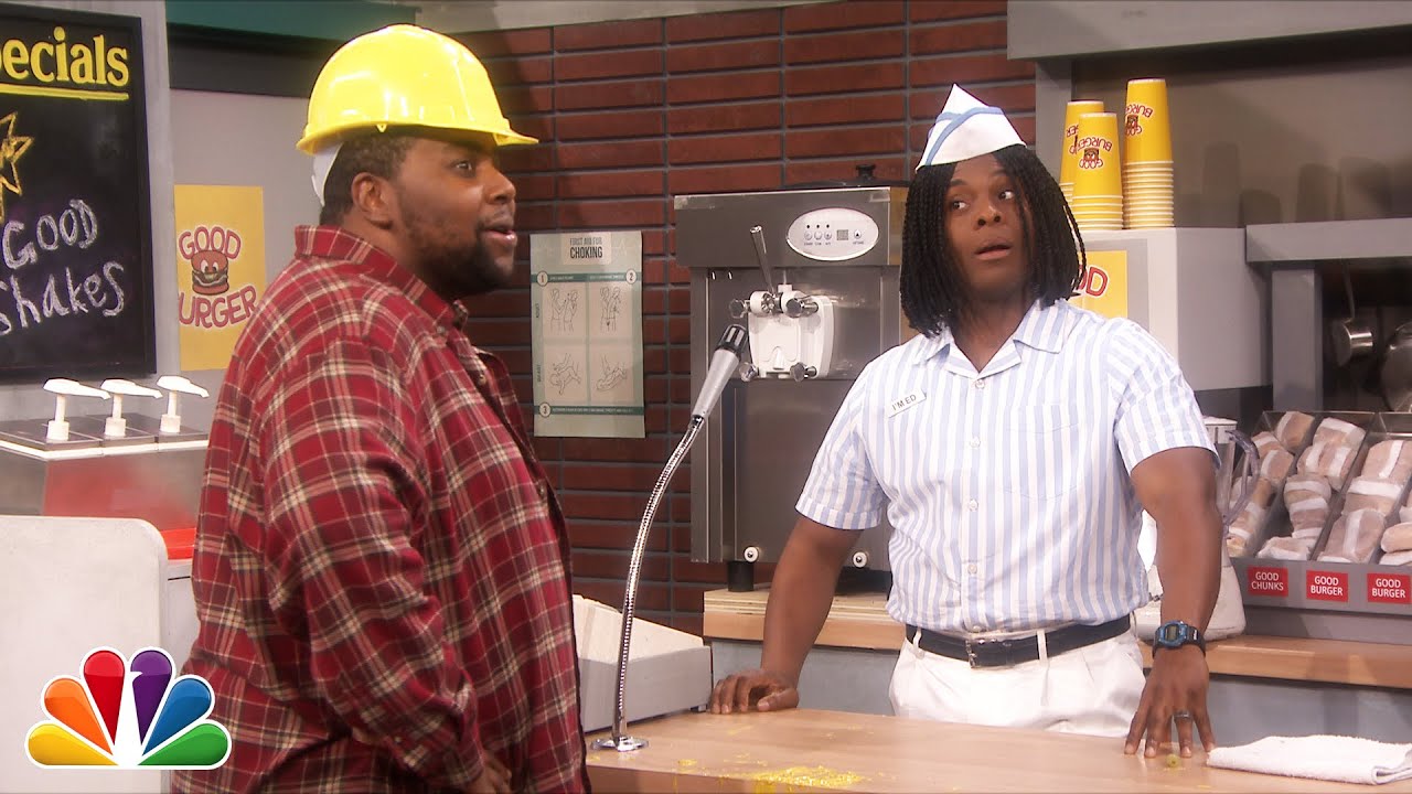 Cena da série Saturday Night Live. Kenan e Kel está vestidos como os personagens Dexter e Ed. Kenan está a esquerda e usa capacete de proteção amarelo e uma camisa listrada vermelha. Kel está atrás de um balcão, vestido de camisa listrada branca, calça branca e um chapéu do restaurante.