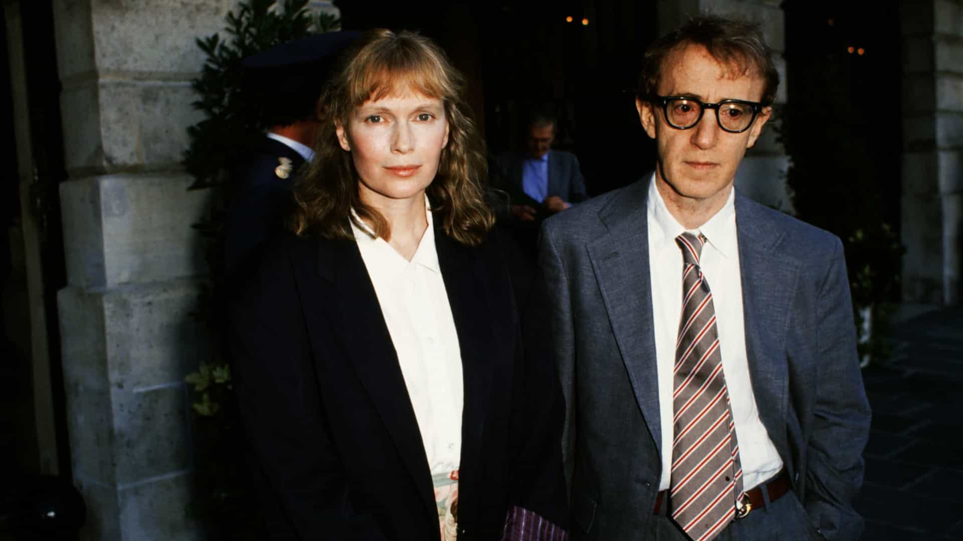 A imagem é uma foto de Mia Farrow e Woody Allen.