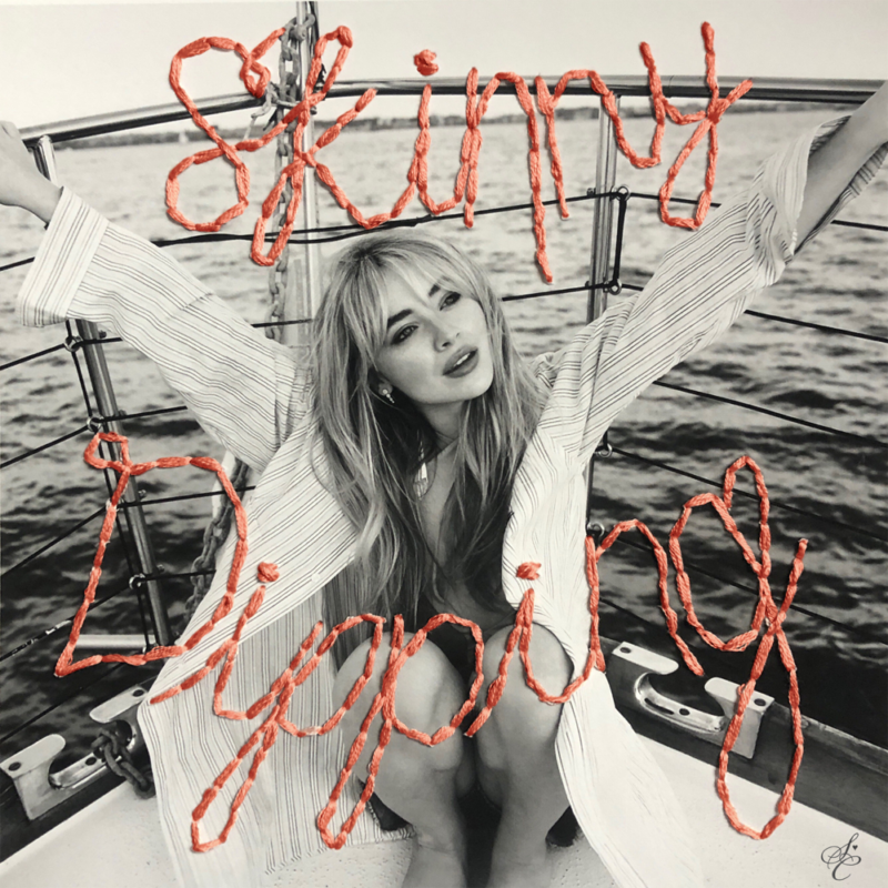 Capa do single skinny dipping, de Sabrina Carpenter. A imagem é composta por uma arte quadrada em preto e branco. Nela está uma foto da cantora Sabrina Carpenter sentada na ponta de um parco, vestindo uma grande camisa listrada. O fundo é um grande mar. A mulher é branca e tem cabelo loiro. Por cima de sua imagem há ainda o texto Skinny Dipping, na cor laranja e com fonte que parece ter sido bordada.