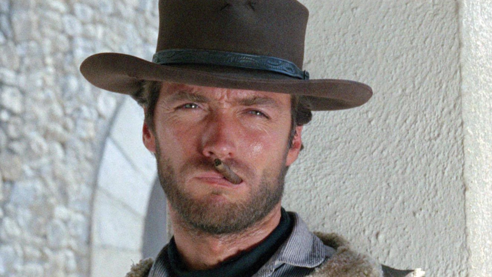 Vemos o personagem sem nome, interpretado por Clint Eastwood no filme Por um punhado de dólares. Ele é um homem branco de barba, chapéu de cowboy marrom e tem um charuto na boca