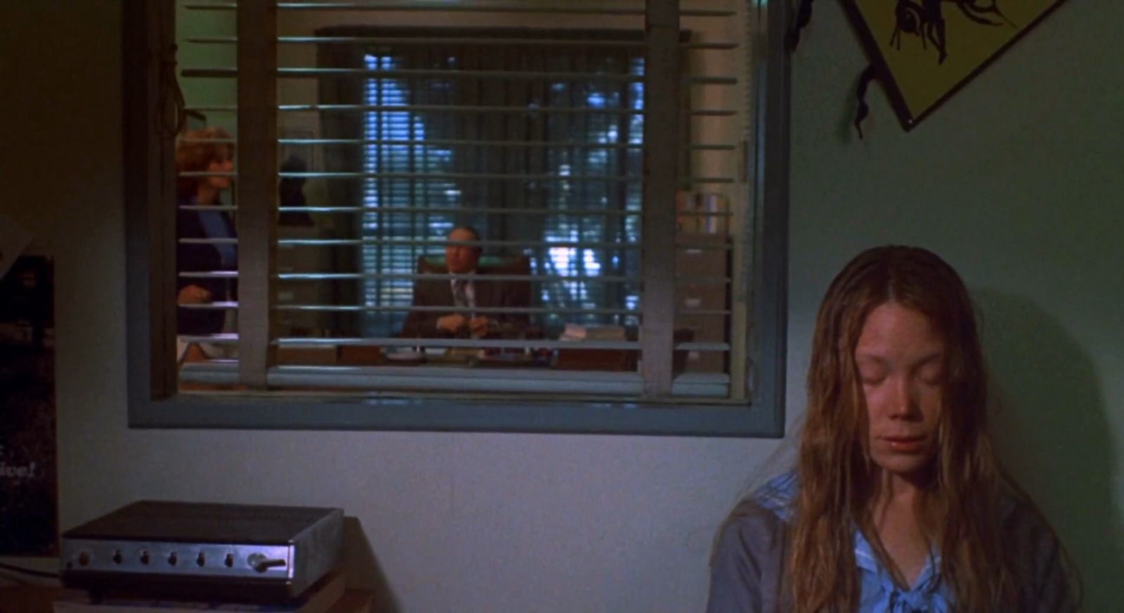 Cena do filme Carrie, a Estranha mostra Carrie sentada do lado de fora da diretoria. De cabeça baixa e com uma fisionomia triste. Ao lado dela, existe uma janela aberta para a sala do reitor. Graças a isso, é possível ver o diretor conversando com a pedagoga. 