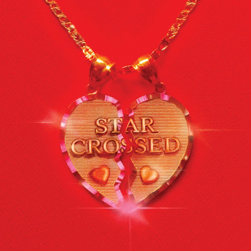 Capa do álbum star-crossed, da cantora Kacey Musgraves. A capa mostra um pingente dourado em forma de coração quebrado, com o nome do cd escrito. O fundo é vermelho. 