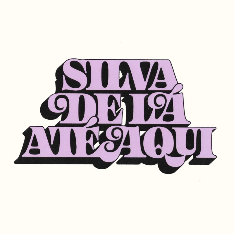 Capa do álbum De Lá Até Aqui (2011-2021). No centro da imagem, vemos as palavras “SILVA”, em uma linha; “DE LÁ”, na linha abaixo; e “ATÉ AQUI", na linha abaixo. Todas as palavras estão escritas em uma fonte estilizada, em caixa alta, na cor roxa clara e com um contorno preto.