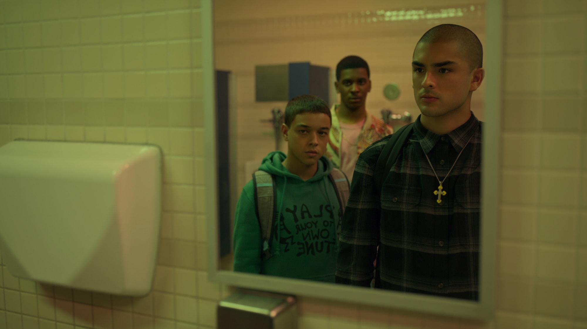 Cena de On My Bloc. Ruby, Jamal e Cesar se encaram pelo espelho de um banheiro. Cesar está a frente e a direita. Ele é um jovem com traçoslatinos e está com a cabeça raspada. Ao lado, Ruby é um garoto baixinho, de ascendência mexicana e usa moletom verde. De fundo,Jamal é um garoto negro que usa camisa rosa,