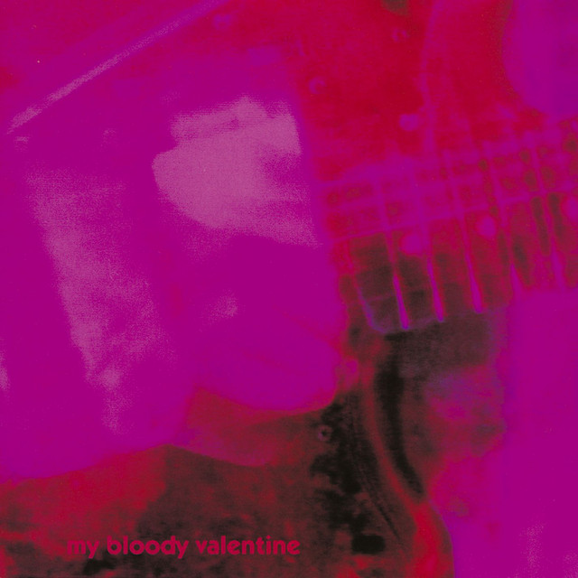 Capa do álbum Loveless do grupo My Bloody valentine. Na imagem, há o captador de uma guitarra coberto por uma camada nebulosa de cor rosa. Toda a imagem possui um filtro de cor rosa. Na parte inferior esquerda, está escrito my bloody valentine também em fonte de cor rosa.