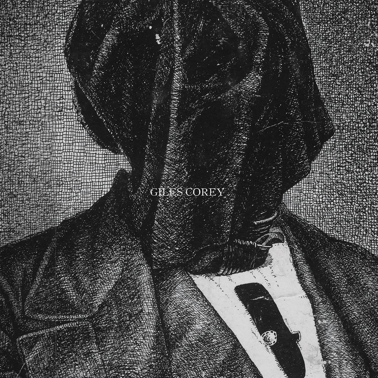 Capa do disco Giles Corey. A imagem é uma pintura em preto e branco, de uma pessoa, vestindo um terno com um pedaço de pano cobrindo a cabeça e o escrito Giles Corey na parte central da imagem.