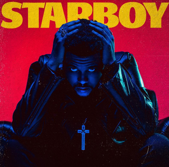 Capa do álbum Starboy de The Weeknd. O cantor de pele negra e cabelo curto está em uma pose agachada, ele veste uma jaqueta de couro e um colar de cruz enquanto é iluminado por uma luz neon de tom azul em frente a um fundo vermelho. Na parte superior da imagem, o nome do álbum, Starboy, é escrito em fonte amarela.