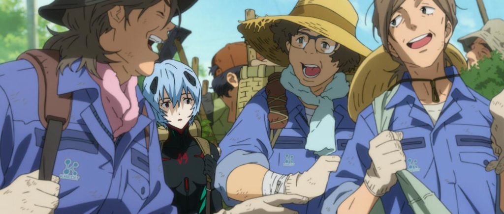 Cena do filme Evangelion: 3.0+1.0 Thrice Upon a Time. Imagem de três homens, vestidos de macacões azuis e chapéus de palha, enquanto Rei Ayanami caminha atrás deles, com sua roupa preta e vermelha de pilotagem. No cenário, há o céu azulado e algumas vegetações.