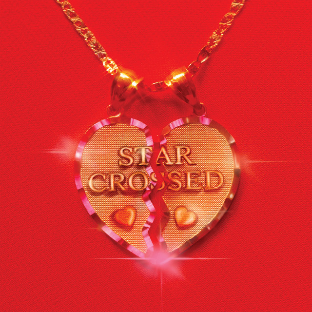 Capa do álbum star-crossed mostra o desenho de um pingente de coração partido. O fundo é vermelho.