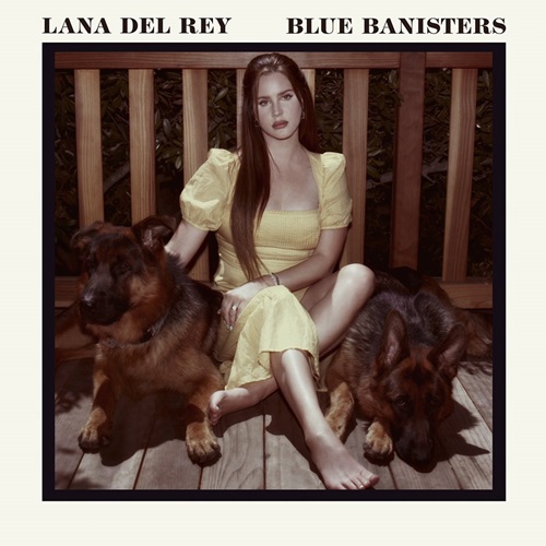 Capa do CD Blue Banisters exibe uma mulher branca de cabelos castanhos compridos, que usa um vestido amarelo, sentada de frente para foto ao lado de dois cachorros pastor alemão, olhando para a câmera. Ao fundo da cena há um corrimão e na parte superior da imagem está escrito Lana Del Rey Blue Banisters.