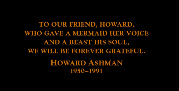 Cena da animação A Bela e a Fera. Uma tela preta, com os seguintes dizeres escritos em dourado: “Para o nosso amigo, Howard, que deu a uma sereia sua voz e a uma fera, sua alma, seremos para sempre gratos. Howard Ashman 1950-1991”.