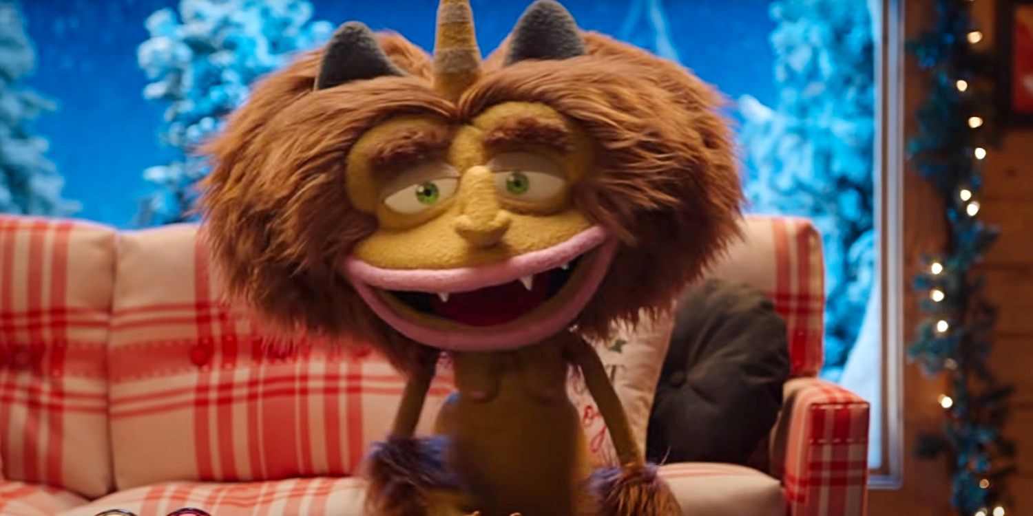 Cena da série Big Mouth, mostra um fantoche marrom do personagem Monstro do Hormônio em um sofá vermelho.