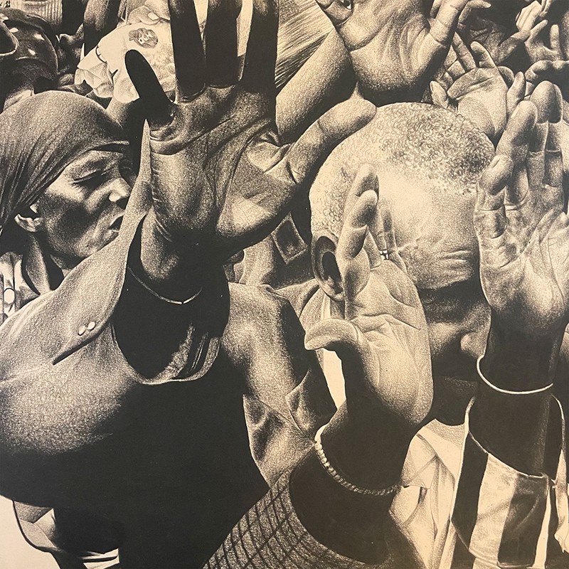 Texto alternativo: Capa do EP Intimidated de KAYTRANADA. Ilustração realista de um grupo de pessoas negras com as mãos levantadas para cima em conjunto, como em um culto. A ilustração foi feita com grafite sobre papel de cor ocre.