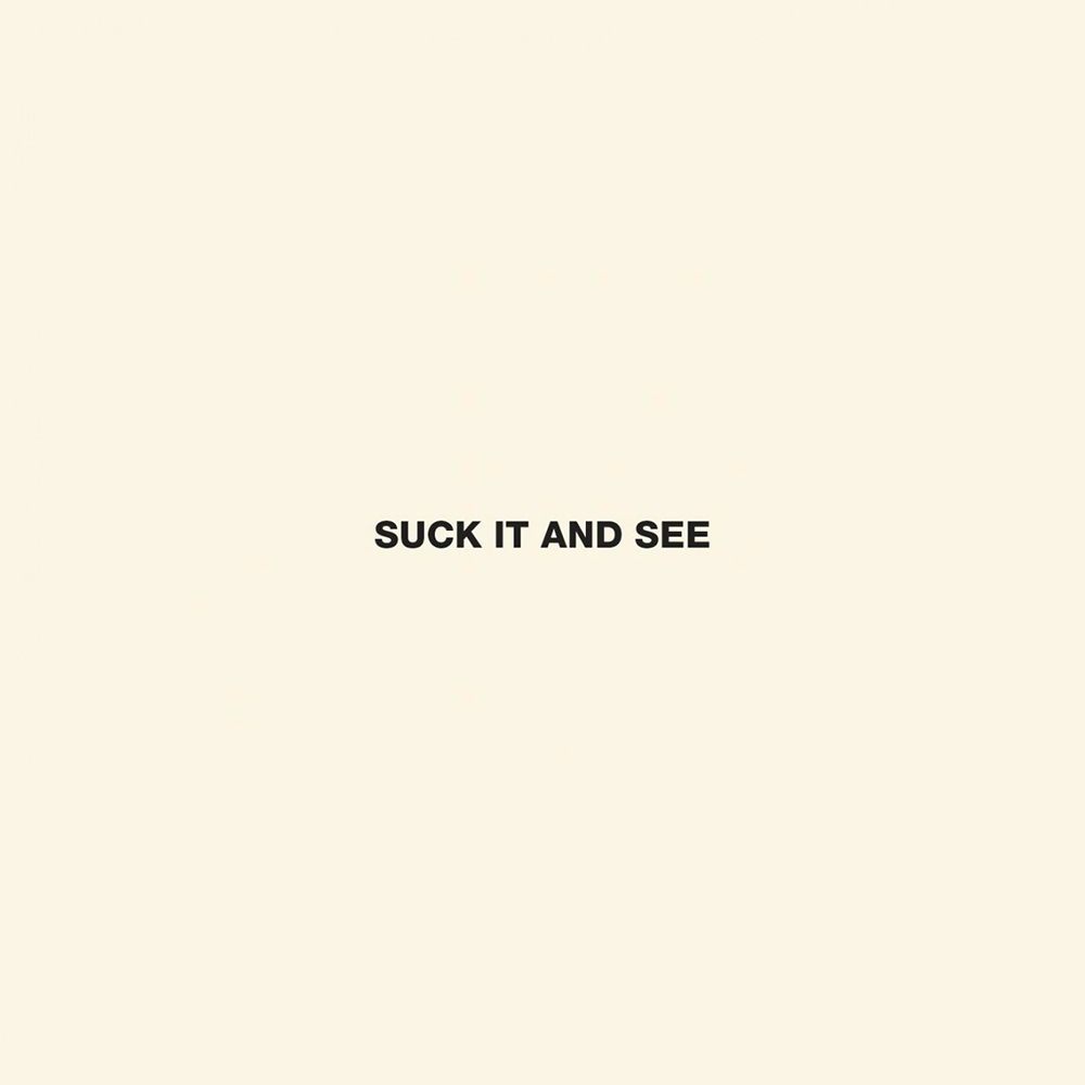Capa do álbum Suck it and see, da banda inglesa Arctic Monkeys. Foto quadrada com um fundo branco, com os escritos suck it and see ao centro, em fonte de cor preta.