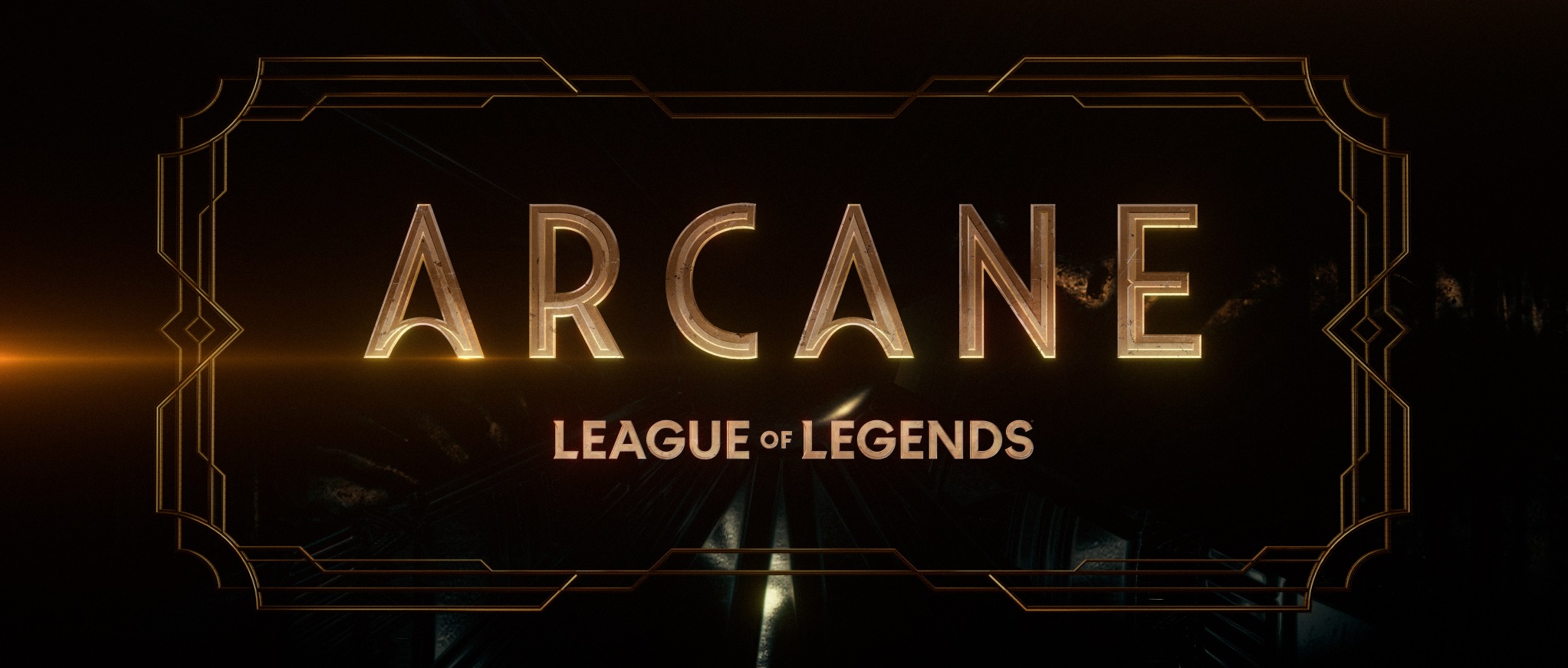A imagem é o poster promocional da série. Nele encontramos um fundo preto. Centralizado, podemos ler “Arcane” e “League of Legends” logo abaixo, ambas em letras douradas. Uma borda dourada está ao redor das palavras, também centralizada.