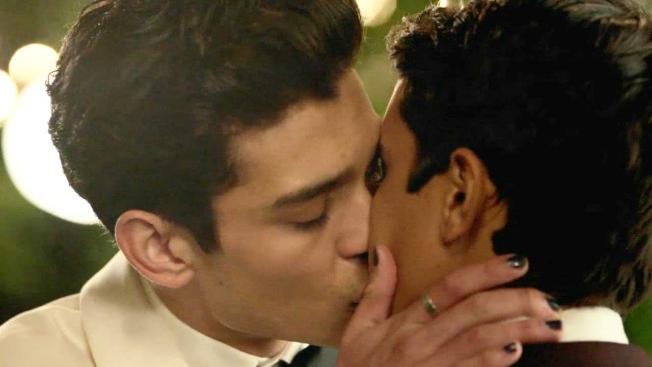 Cena da segunda temporada da série Love, Victor. A cena mostra um beijo entre dois adolescentes. O primeiro é branco, tem cabelos escuros e as unhas pintadas de preto, e segura o rosto do segundo, que tem pele morena e está de costas para a câmera.