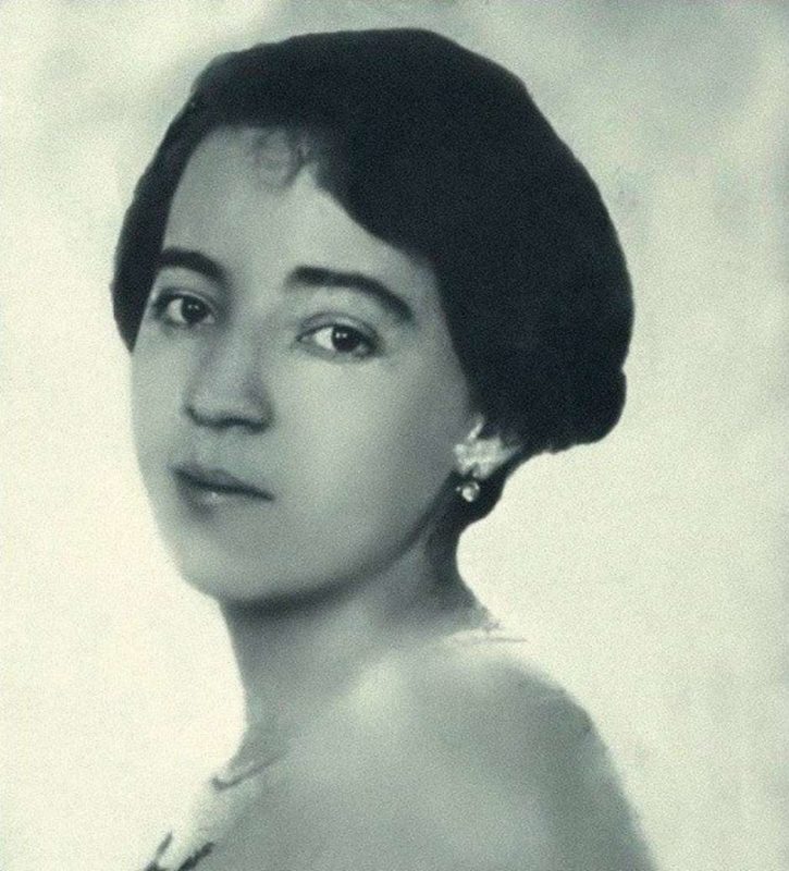 Foto em preto e branco da artista Anita Malfatti. Anita era uma mulher branca, de cabelos escuros e curtos. Ela está com o rosto um pouco inclinado e usa um brinco em sua orelha. 