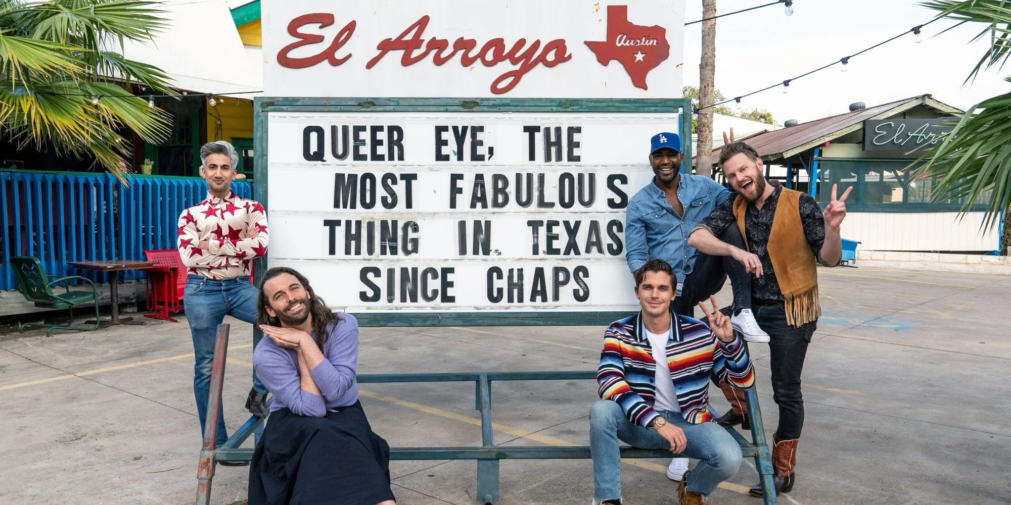 Cena da série Queer Eye. Nela, 6 pessoas estão encostadas em uma enorme placa do restaurante El Arroyo no Texas, com o letreiro em inglês. 