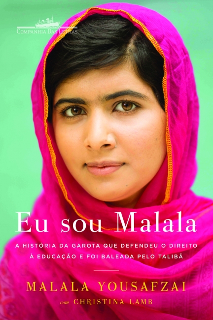  Capa do livro Eu Sou Malala. No canto superior esquerdo da capa, vemos o logo da Companhia das Letras, em branco. Ao centro, por toda a extensão da capa, vemos Malala em frente a um fundo verde. Ela é uma mulher paquistanesa, de cabelos pretos lisos e olhos castanhos, com um hijabe rosa sob a cabeça. Ao centro, sob a foto dela, vemos as palavras “Eu sou Malala”, em uma fonte serifada em branco. Abaixo, vemos a frase “A HISTÓRIA DA GAROTA QUE DEFENDEU O DIREITO À EDUÇÃO E FOI BALEADA PELO TALIBÃ”, em caixa alta, em branco, disposta em duas linhas. Abaixo, vemos a palavra “MALALA YOUSAFZAI” e, abaixo, “com CHRISTINA LAMB”, ambas frases em uma fonte serifada, em amarelo. 