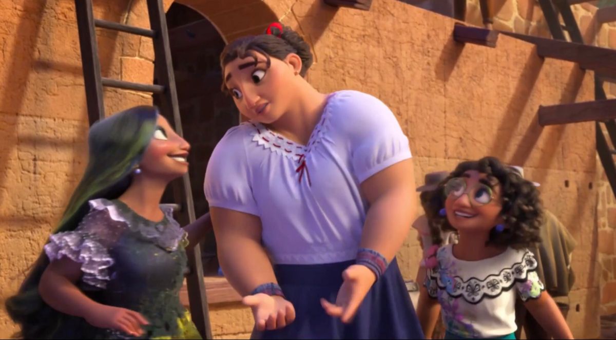 Cena do filme animado Encanto, mostra as três irmãs Isabela, Luisa e Mirabel, sorrindo uma para as outras no final do filme.