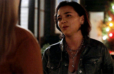 Cena da primeira temporada da série A Vida Sexual das Universitárias. O GIF mostra Alicia sorrindo para Leighton que parece envergonhada enquanto elas estão em uma festa.