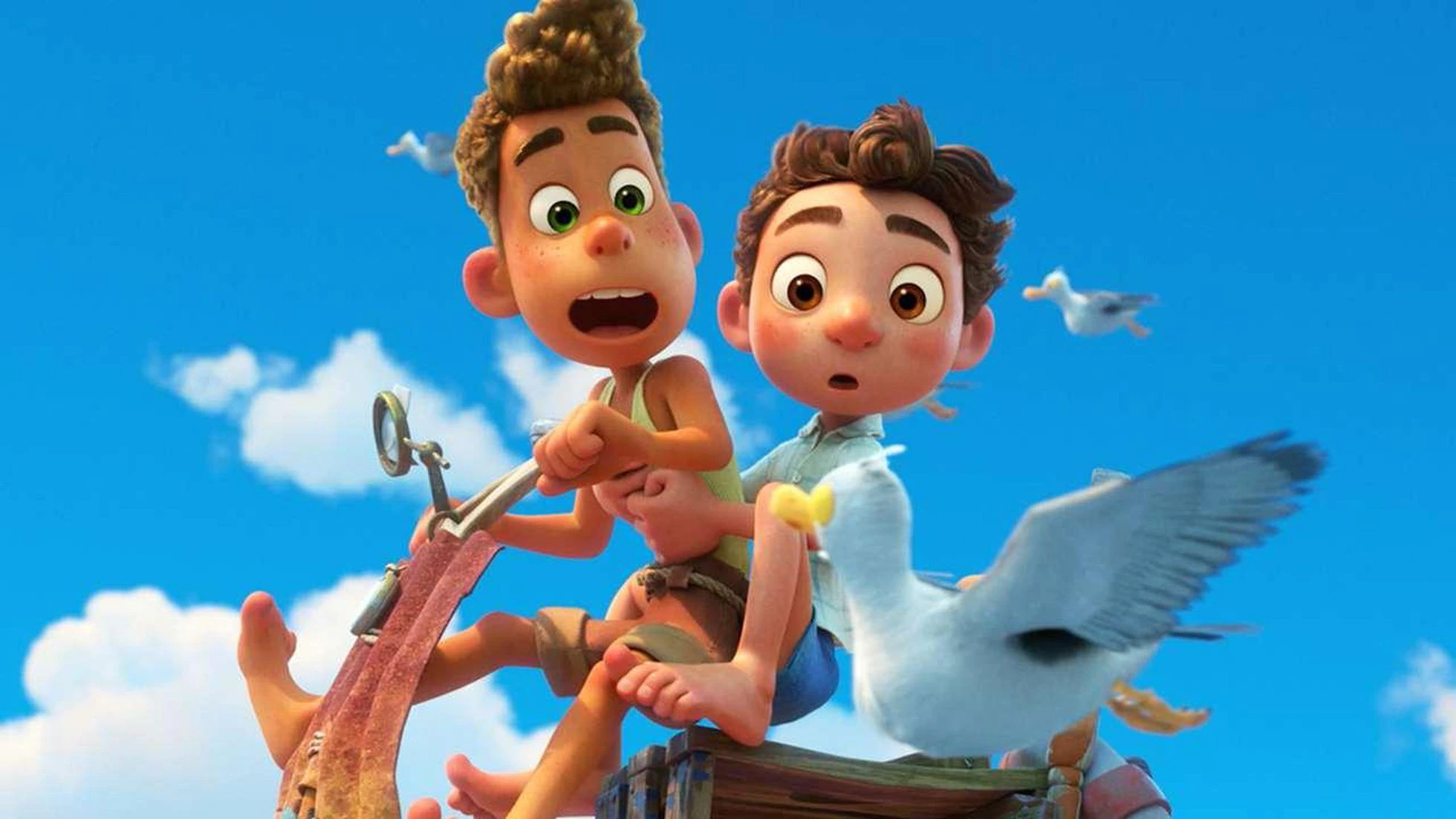 Cena do filme em animação Luca, da Pixar Animation Studios. Imagem retangular e colorida. Nela, vemos dois garotos em cima de uma moto improvisada, montada com objetos velhos e enferrujados. Eles estão no ar, como se tivessem sido lançados para cima, e encaram, espantados, uma das gaivotas de um bando que voa na altura em que estão. O primeiro, que pilota a moto, é Alberto, um garoto pardo, de 14 anos, com cabelos encaracolados claros e olhos verdes. Ele veste uma regata amarela, uma bermuda marrom e, nos pés, está descalço. Enquanto olha para a gaivota, sua boca fica aberta e suas duas mãos seguram o guidão da moto. Atrás dele, está Luca, um garoto branco, de bochechas rosadas, cabelos lisos e olhos da cor castanha. Ele veste uma camisa xadrez azul-clara, uma bermuda azul-escura e, assim como Alberto, está descalço. Enquanto também encara a gaivota, sua boca fica entreaberta, e ele se segura em Alberto pelo torso. O fundo é um céu limpo e ensolarado.
