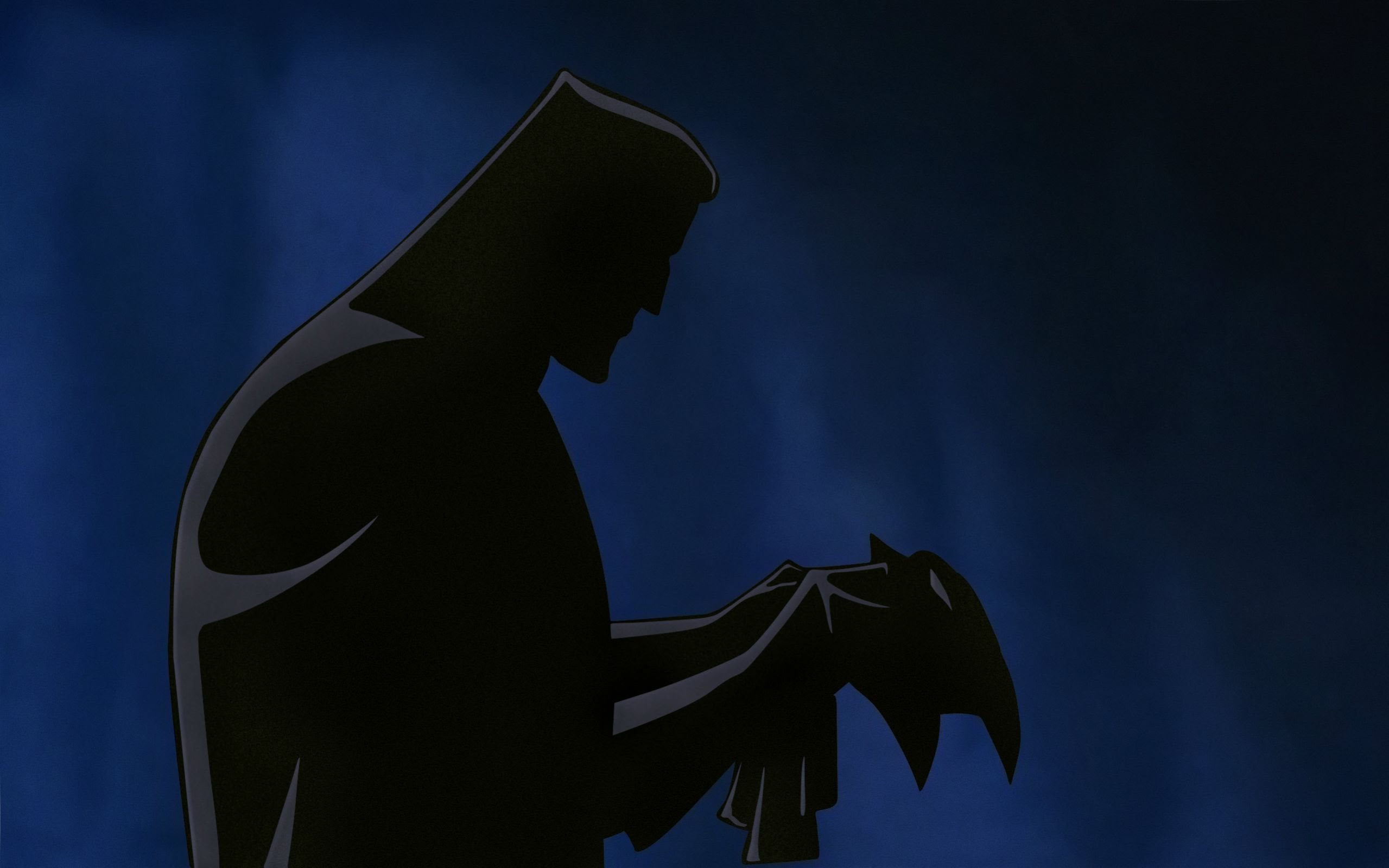 Cena da animação Batman: A Máscara do Fantasma. O Batman (Kevin Conroy) está virado para a direita, envolto em sombras, na frente de uma parede cavernosa azul escura, segurando o capuz de seu uniforme com as duas mãos. O capuz possui orelhas pontudas, como as de um morcego, e ele usa uma capa por cima do corpo.