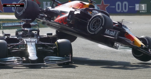 Gif de um acidente entre os carros de Fórmula 1 das equipes Mercedes e Red Bull. Da direita para a esquerda, o carro azul marinho com detalhes em vermelho da Red Bull entra em contato com o carro preto com detalhes em verde água da Mercedes.
