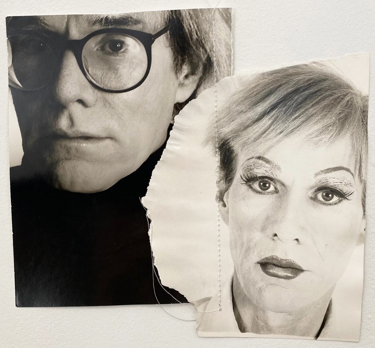 A imagem está em preto e branco, e contém dois fragmentos de fotografia. No primeiro, Andy Warhol usa uma blusa de gola alta preta, e um óculos arredondado preto; ele é um homem branco, de olhos escuros, com sobrancelhas retas e grossas, e com cabelo claro e curto. No segundo fragmento, Andy Warhol usa uma blusa branca, e está de maquiagem; ele usa batom, sombra cintilante, e cílios postiços, suas sobrancelhas aparecem finas e arqueadas. As duas imagens são justapostas, em cima de um papel branco, e costuradas, numa linha reta que atravessa verticalmente suas bordas. O segundo fragmento está mais rasgado, enquanto o primeiro está mais reto.