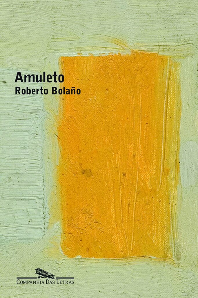 Capa do livro Amuleto, de Roberto Bolaño. A capa é bege com um retângulo amarelo no centro. No canto superior esquerdo, vemos o nome do livro e do autor em preto, e no inferior esquerdo, o logo da editora Companhia das Letras.