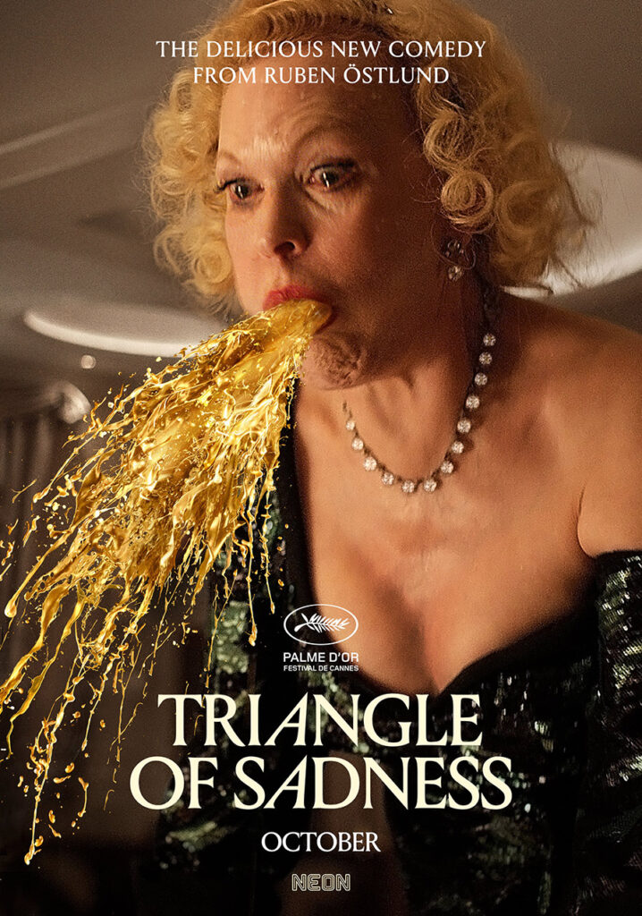 Pôster do filme Triângulo da Tristeza, mostra uma mulher idosa branca e loira vomitando um líquido dourado. 