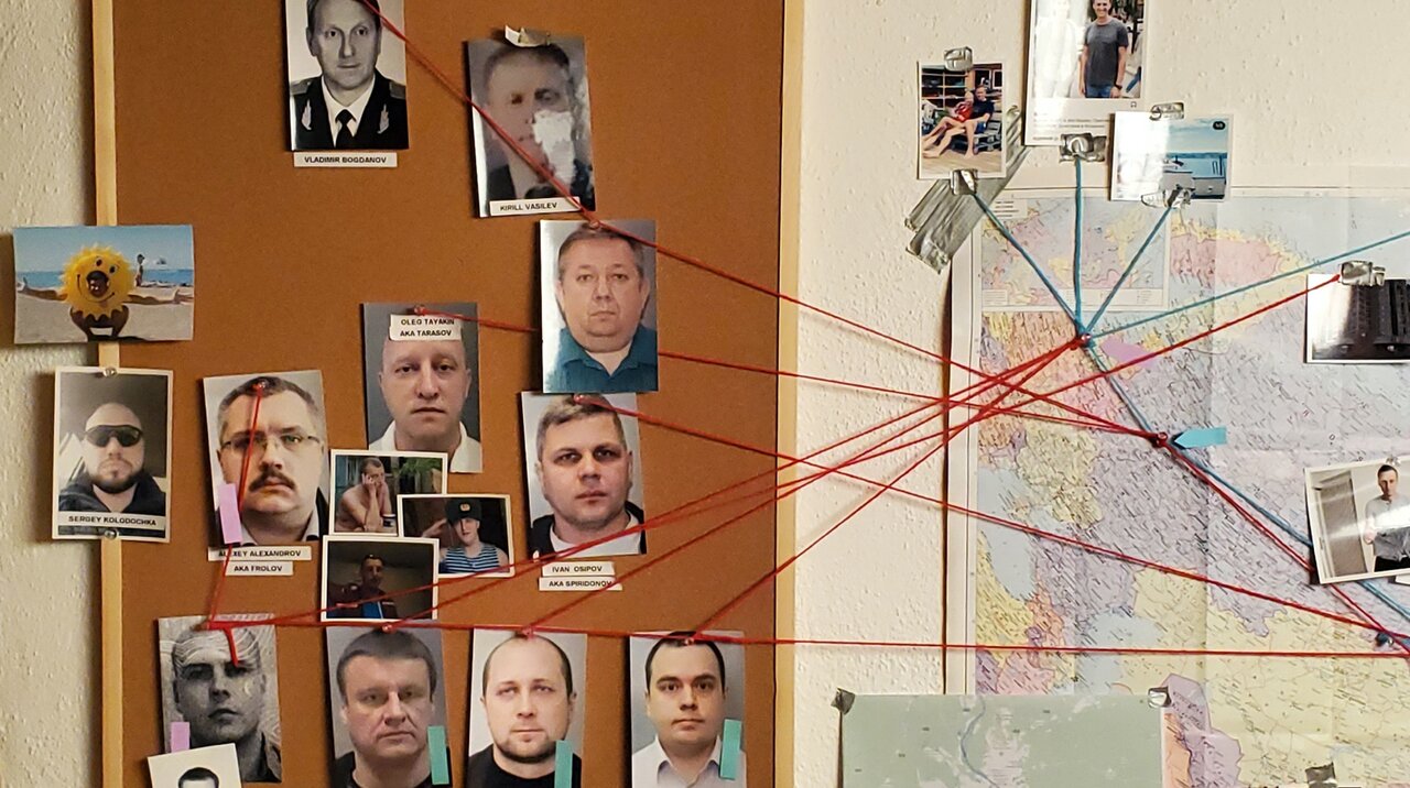 Cena do documentário Navalny. Na cena, vemos um quadro de cortiça preenchido com fotos de homens, um mapa e fios vermelhos interligando as pessoas ao quadro.