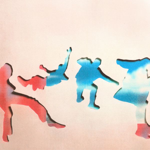 Capa do álbum 5SOS5, da banda australiana 5 Seconds of Summer. A imagem imita cadas de papel: a primeira, é rosa claro, e possui recortes no formato da silhueta dos quatro integrantes do grupo. A segunda camada possui um gradiente de azul e vermelho, e preenche o espaço deixado pela primeira camada.