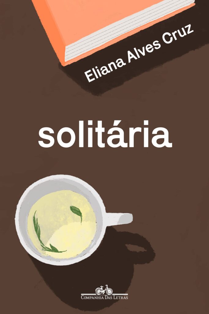 capa do livro Solitária, o título se encontra no meio, abaixo há uma xícara de chá e acima um livro de capa laranja