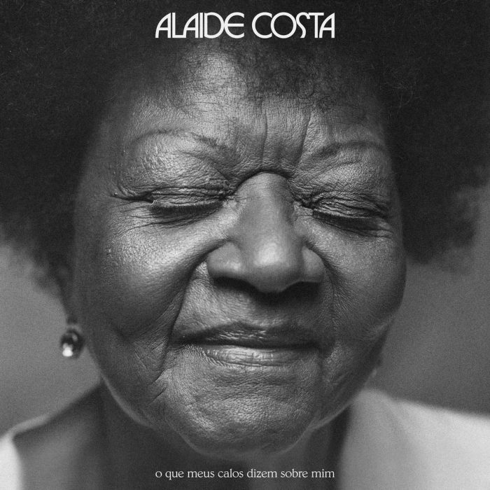 A capa é uma foto em preto e branco da cantora Alaíde Costa, uma mulher negra de 86 anos e cabelos crespos de cor escura. Seus olhos estão fechados, ela tem poucos pelos na sobrancelha e uma expressão ainda serena no rosto. Em sua orelha está um brinco delicado e ela veste uma blusa branca.
