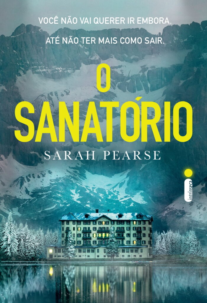 a capa do livro mostra um hotel de cor branca cercado de montanhas e árvores cobertos por neve, e o título se encontra acima da imagem, de forma centralizada, em fonte de cor amarela.