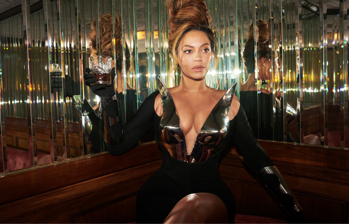 Na foto, Beyoncé segura um copo na mão direita que está levantada. Ela está sentada ereta, com as pernas cruzadas. Seu cabelo está preso em um volumoso coque, de onde caem fios que aparecem como uma franja. Ela usa um vestido preto com detalhes prata. O fundo é composto por espelhos e uma parede (ou encosto de banco) feita com madeira.