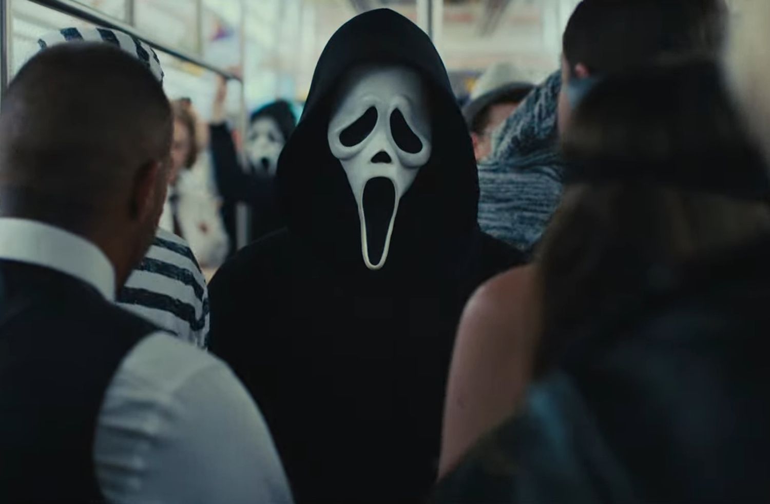 Cena do filme Pânico 6. Nela, observa-se uma pessoa vestida com a fantasia do vilão Ghostface. Sua roupa consiste em um manto preto e uma máscara branca com olhos, nariz e boca deformados.