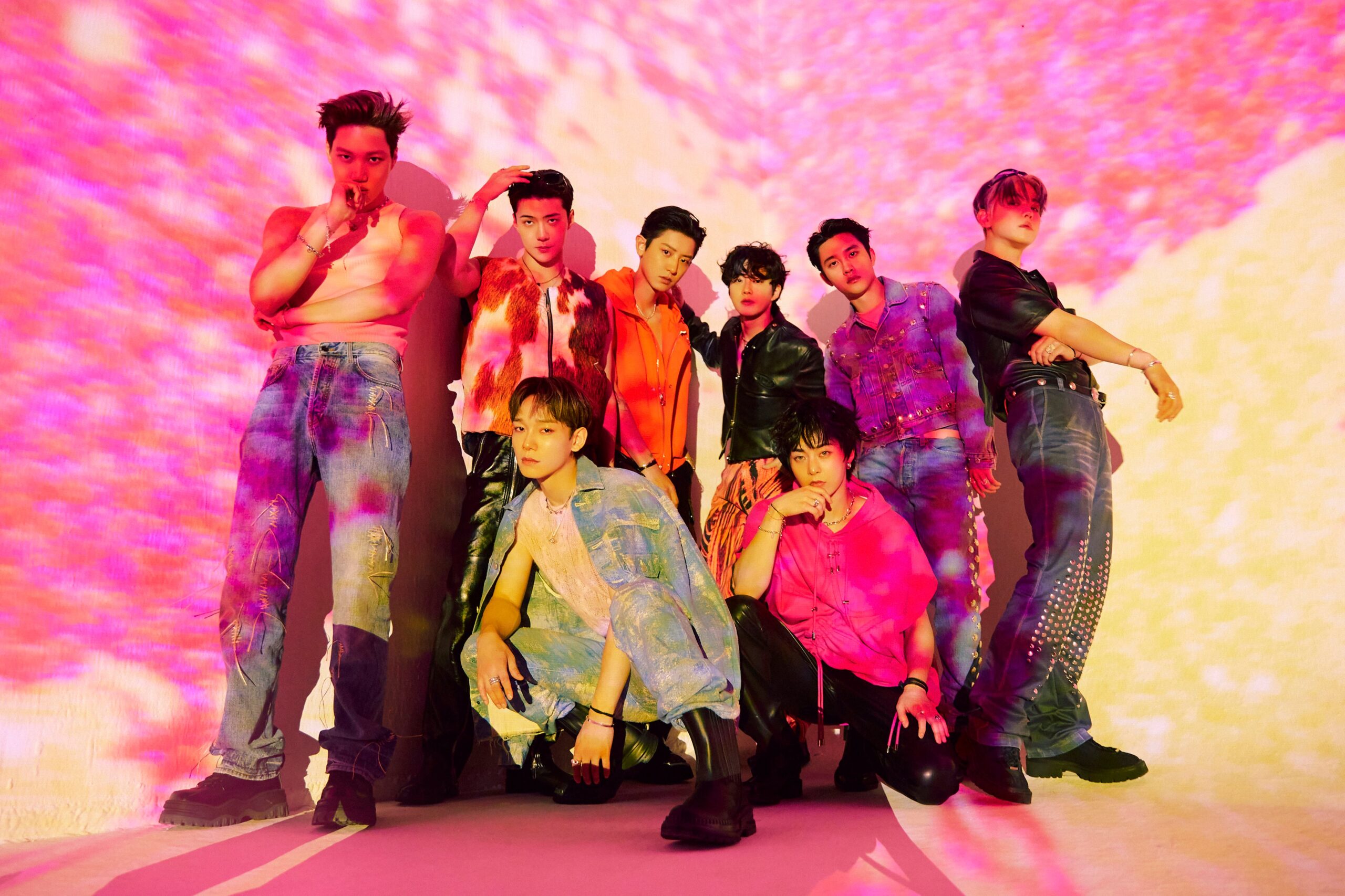 Fotografia promocional do álbum EXIST do grupo sul-coreano EXO. Na imagem, oito dos nove integrantes posam em um estúdio coberto por projeções ilusionistas. Da esquerda para a direita do retrato, os membros: Kai, Sehun, Chen, Chanyeol, Suho, Xiumin, D.O e Baekhyun. Todos são homens sul-coreanos que vestem roupas despojadas.