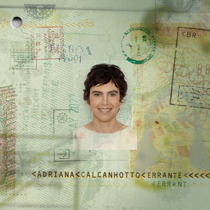 Capa do álbum Errante, de Adriana Calcanhotto. A foto da cantora em um modelo 3:4 está no centro da imagem, em volta vemos carimbos de vistos de vários países e na parte inferior o nome da artista e o nome do álbum grafado em letras características de documentos.