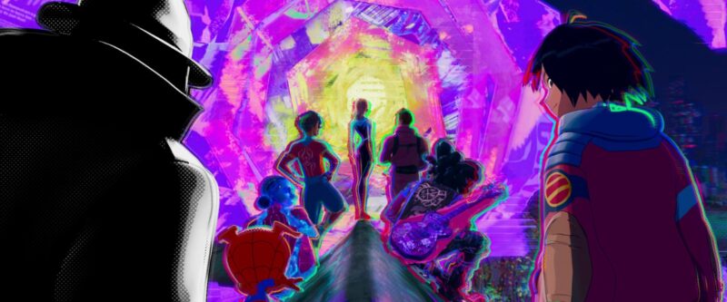 Cena do filme Homem-Aranha: Através do Aranhaverso. A cena contém 8 personagens do filme, incluindo Gwen Stacy, no centro, e Peter Parker e Aranha-Punk, além de outros do filme anterior. Todos estão de costas para a câmera, olhando em direção a um portal mágico.