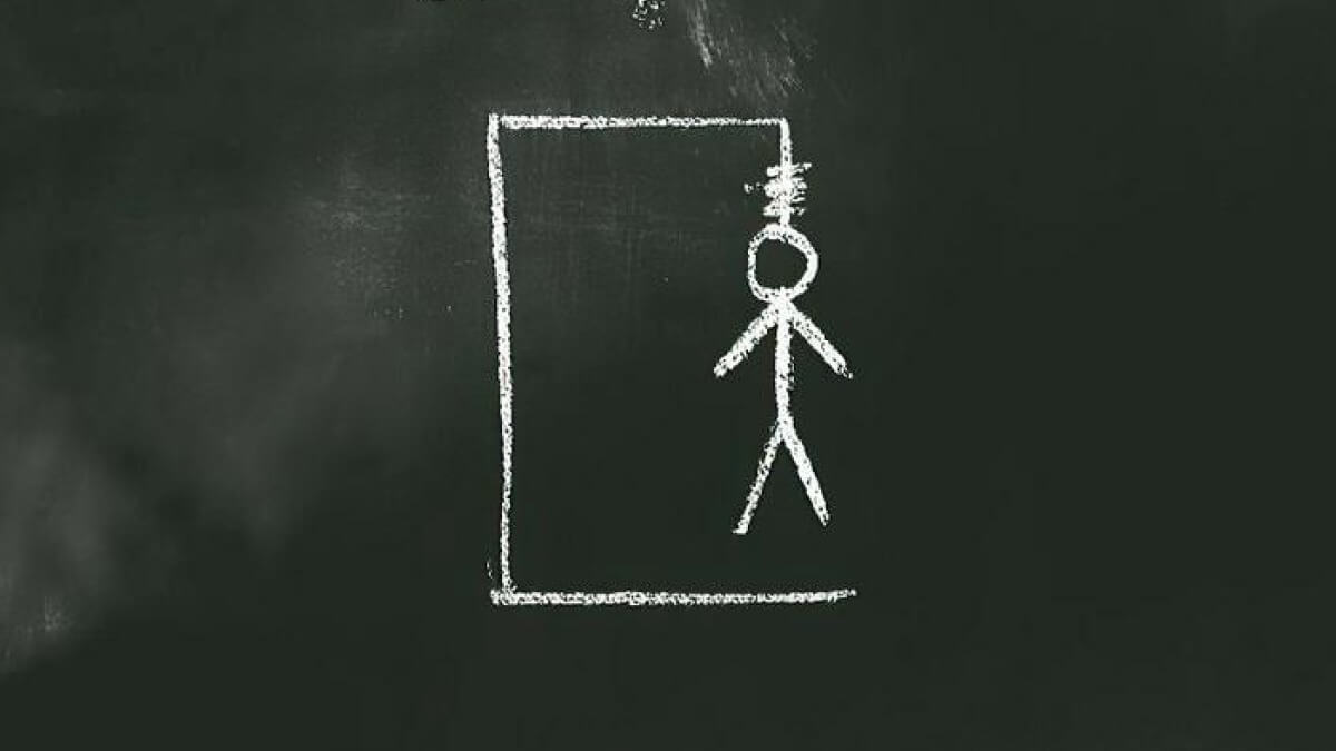  Ilustração de O Homem de Giz. No centro de um fundo preto que imita um quadro negro é possível ver um homem palito desenhado em giz branco enforcado. 